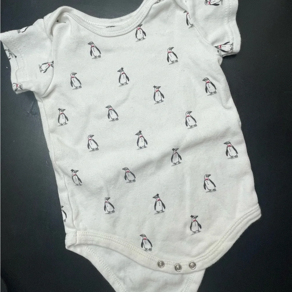 Baby Onesies 5 Set with Penguin and Plaid Designs 9-12m
